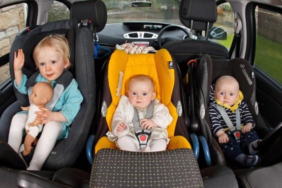 ضرورت استفاده از صندلی کودک در اتومبیل / در آغوش گرفتن کودک ممنوع!