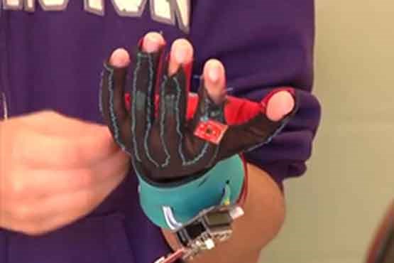 اختراع دستکشی برای ترجمه زبان اشاره