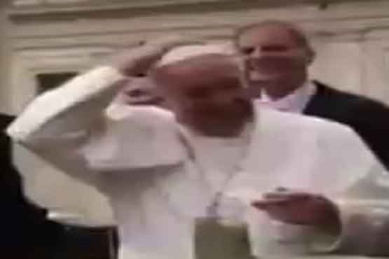 واکنش جالب پاپ به برداشته شدن کلاهش