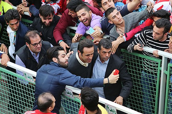 واکنش اینستاگرامی علی کریمی به حضور بانوان در ورزشگاه +عکس