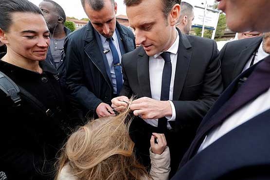گیرکردن موی دختربچه به دکمه کت نامزد ریاست جمهوری فرانسه + عکس