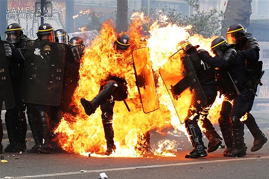 حمله پلیس به تظاهرکنندگان در پاریس