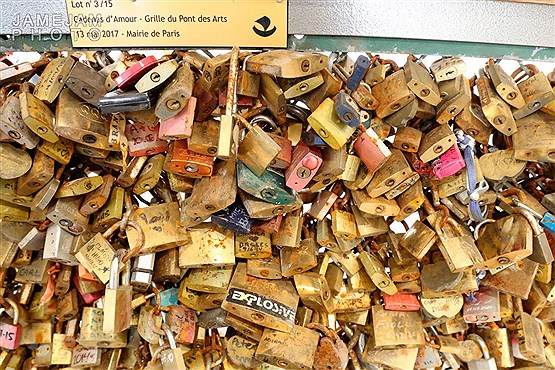 حراج قفل های پل عشاق شهر پاریس