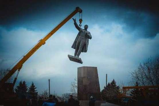 آخرین مجسمه لنین در کی‌یف سرنگون شد