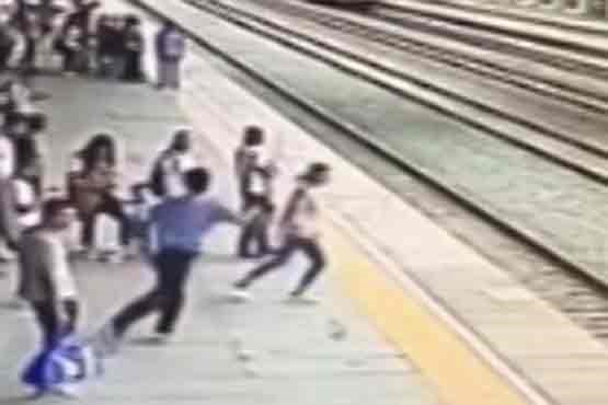نجات زنی که قصد داشت خودش را زیر قطار بیاندازد