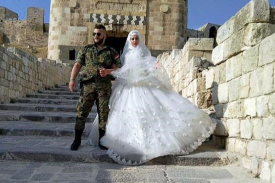 جشن عروسی ۳۰ سرباز سوری مقابل قلعه تاریخی حلب +عکس