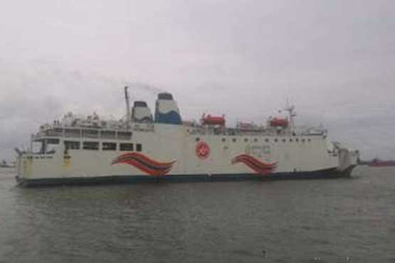 یک کشتی اندونزی با 178 سرنشین آتش گرفت