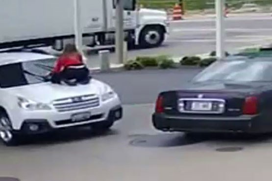 تلاش جالب یک زن برای جلوگیری از سرقت خودرو