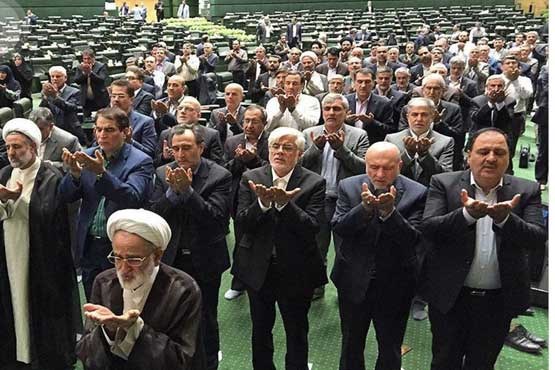 نماز جماعت در ‎مجلس هنگام حمله داعش +عکس