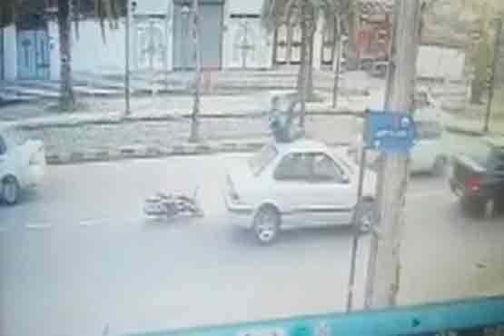 تصادف عجیب موتورسیکلت با سمند در لاهیجان