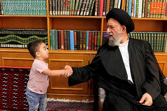 دیدار کودک بیمار در حادثه تروریستی تهران با آیت الله نورمفیدی