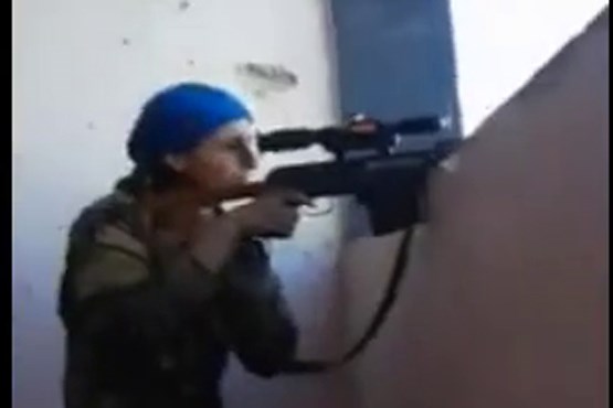تبادل آتش بانوی تک تیرانداز سوری با یک داعشی + ویدیو