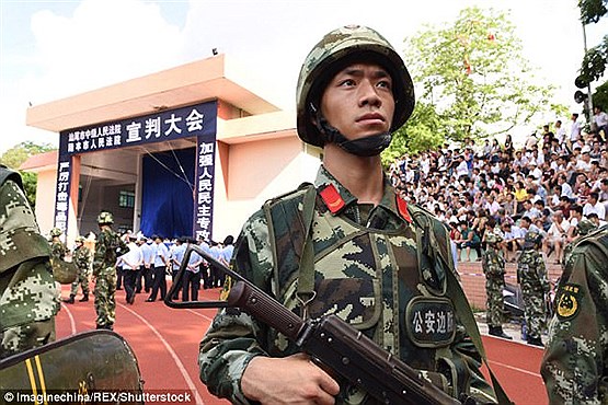 اعدام 8 چینی در ملاء عام +عکس