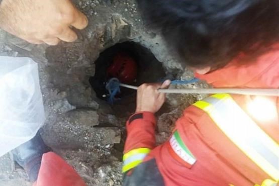 نجات دختر بچه ۳ ساله پس از سقوط به چاه عمیق + عکس