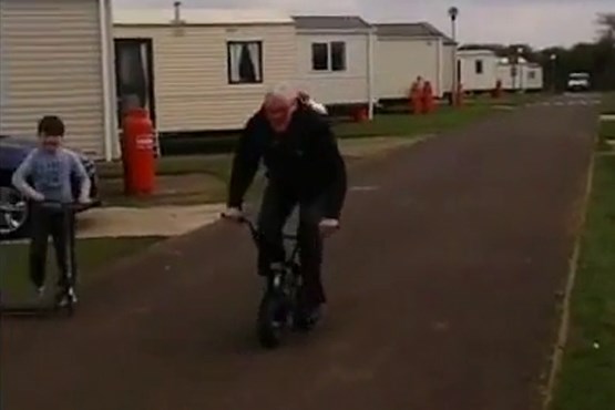وقتی پدر بزرگ دوچرخه سوار می شود