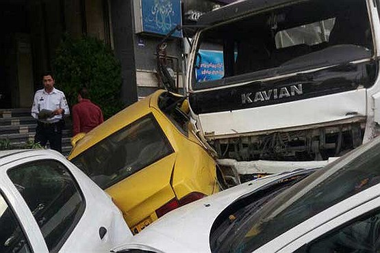 تصادف زنجیره‌ای عجیب ۴ خودرو در تهران + عکس