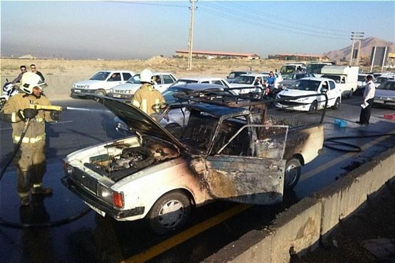 متواری شدن راننده وانت پس از آتش‌ سوزی خودرو +عکس
