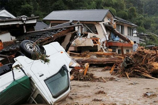 باران صدها هزار ژاپنی را آواره کرد +عکس