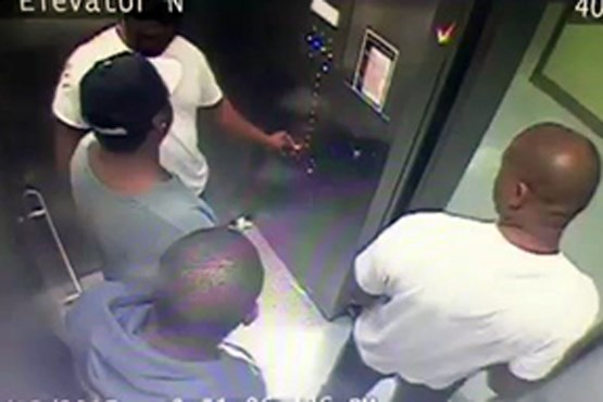 حمله سه مرد به فردی در آسانسور
