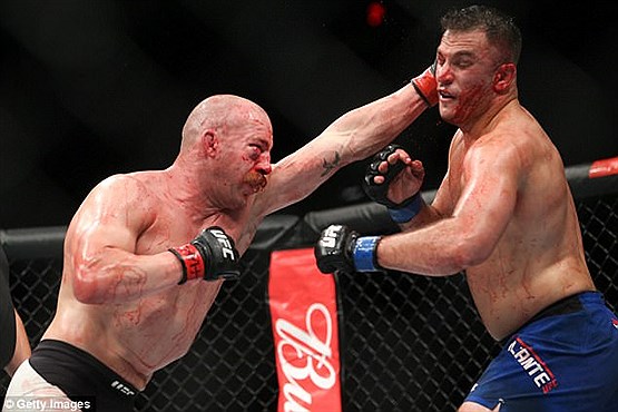 مصدومیت هولناک در رقابت های UFC +تصاویر