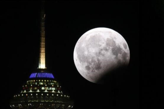 نمایی زیبا از ماه گرفتگی بر فراز برج میلاد+عکس