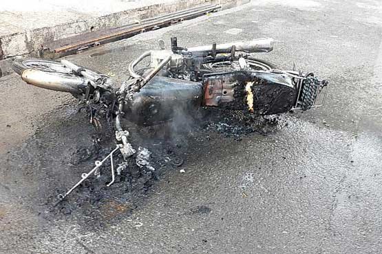 موتورسیکلت در حال حرکت آتش گرفت +عکس