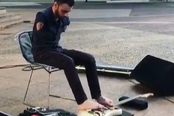 گیتار زدن هنرمند معلول با پا + فیلم