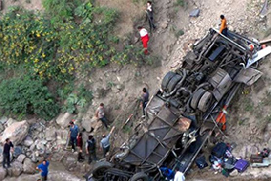 سقوط یک دستگاه اتوبوس در دره  با 17 مسافر
