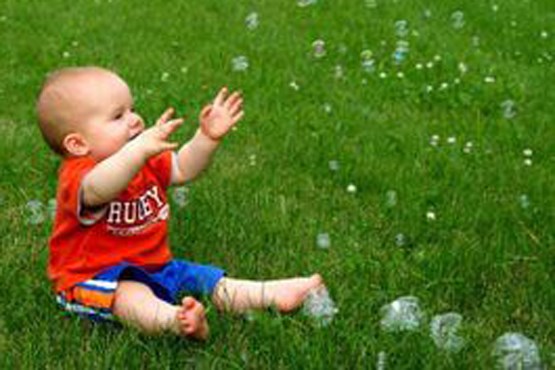 شادی بچه ها با حبابهای بادکنکی