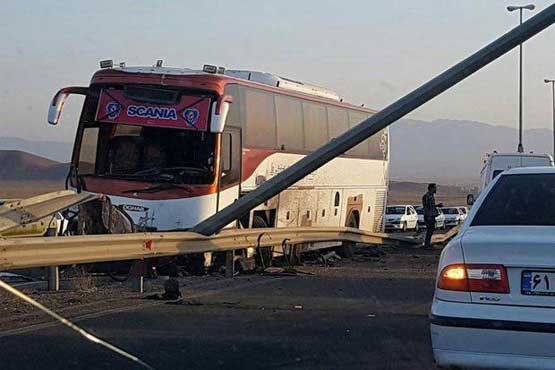 یک کشته و 13 زخمی بر اثر تصادف اتوبوس با دو خودروی سواری