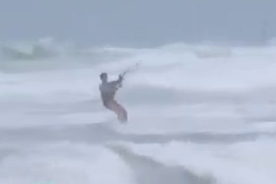 خطرناکترین موج سواری در امواج طوفانی ایرما
