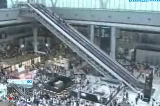 حادثه هجوم بیش از اندازه مردم برای استفاده از پله برقی