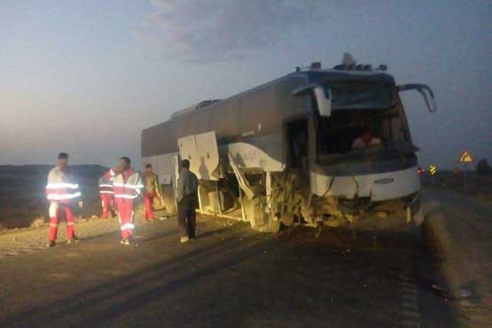 6 مجروح بر اثر واژگونی اتوبوس شیراز - یزد