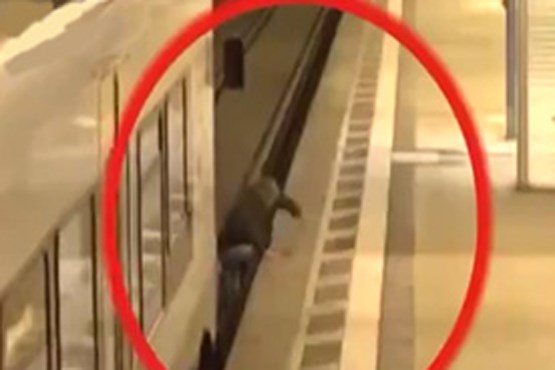 له شدن پای مسافر در ایستگاه مترو