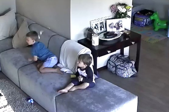 وقتی حواس بچه به تلویزیون باشد