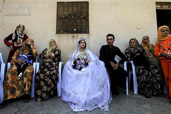 مراسم ازدواج زوج سوری در شهر جنگ زده رقه