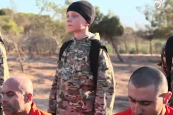 جلاد ۱۲ ساله داعش زنده است+ عکس