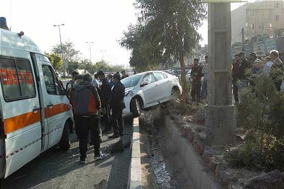 تصادف دو خودرو در تهرانسر / راننده مزدا به بیرون پرتاب شد +عکس