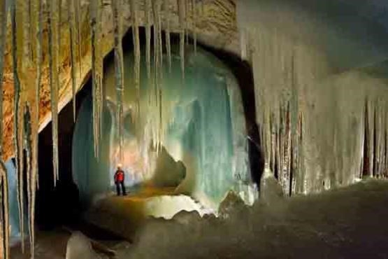 بزرگ‌ترین غار یخی جهان + عکس