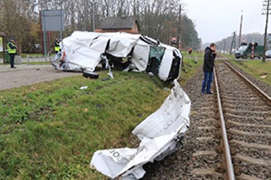 تصادف وحشتناک راننده بی احتیاط با قطار