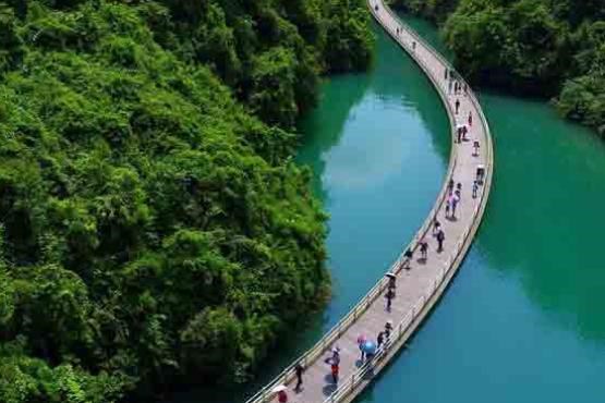 پل معلق روی آب در چین؛ گردشگاهی شگفت انگیز + عکس