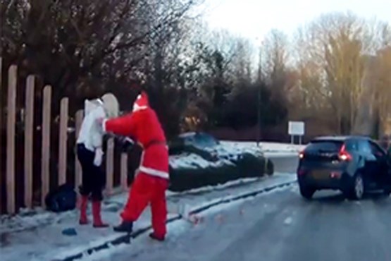 نجات دختر جوان توسط بابانوئل از سر خوردن سطح یخی