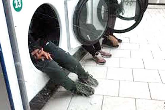 خوابیدن بی‌خانمان‌ها در ماشین‌لباسشویی