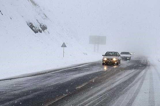 بارش برف در محورهای هراز و فیروزکوه / توصیه‌های پلیس به رانندگان