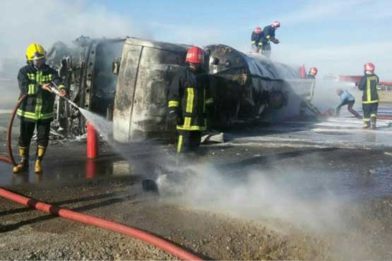تصادف کامیون حامل الکل صنعتی / راننده در آتش سوخت