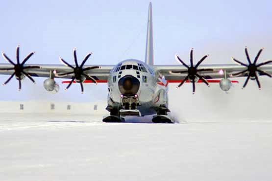 مهارت خلبان در فرود یک باند خطرناک برفی