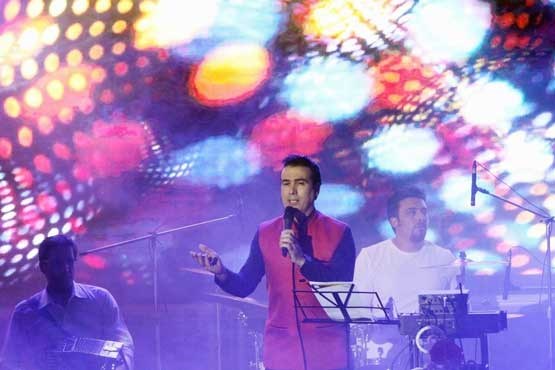 خواننده آذری زبان روی صحنه می‌رود