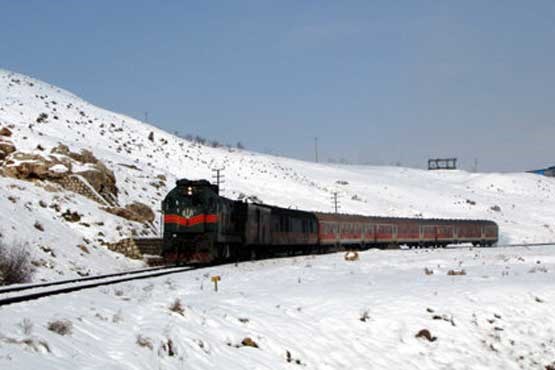 هیچ مسیر ریلی بسته نشده / قطاری در برف نمانده است