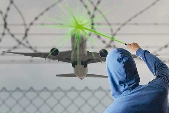 چرا تاباندن نور لیزر به هواپیما می‌تواند جان مسافران را به خطر بیندازد؟
