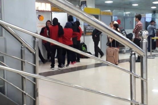 سرگردانی تیم فوتسال بانوان مشکی‌پوشان در فرودگاه اهواز + عکس